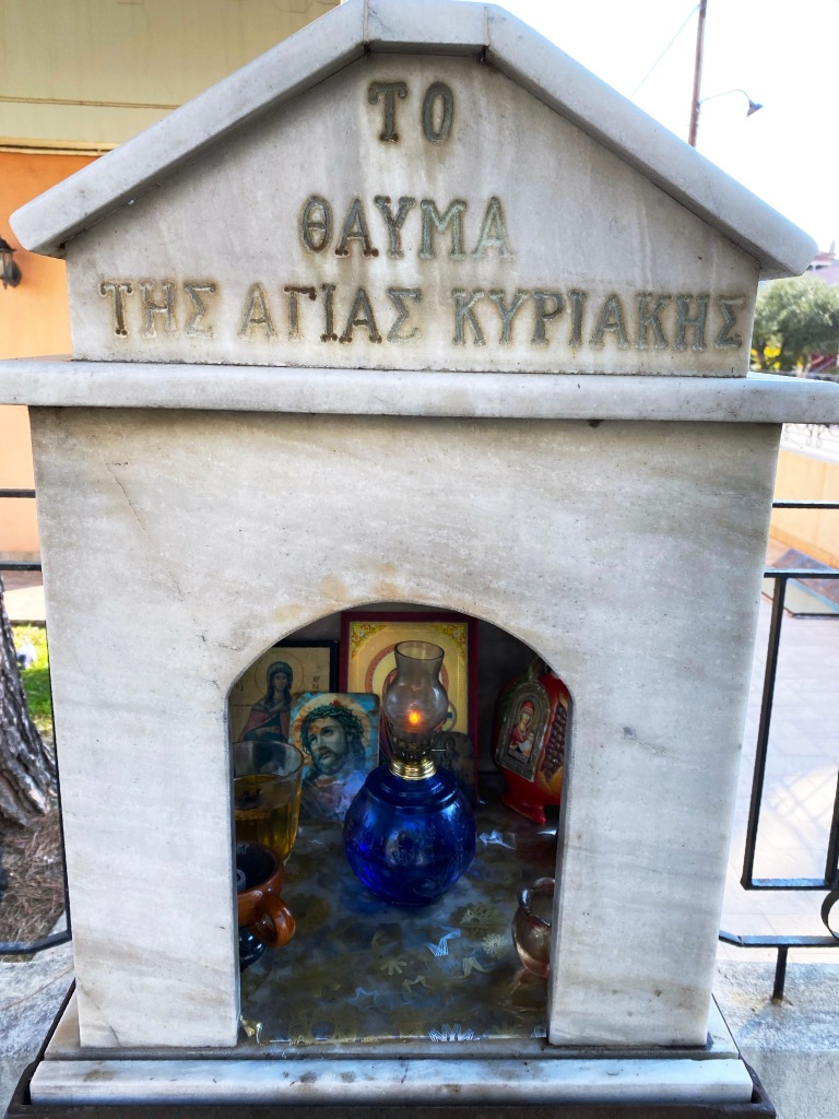 Mini-capilla-Grecia-en-la-Calle
